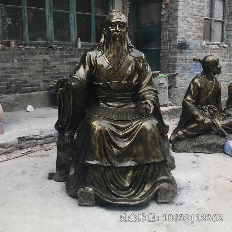 古代名医张仲景街边铜雕