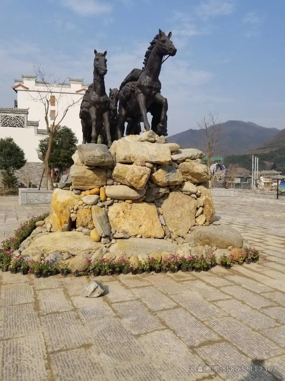 站姿马动物校园铜雕