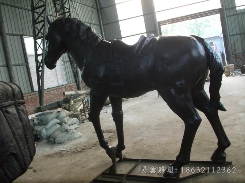 站姿马动物庭院铜雕