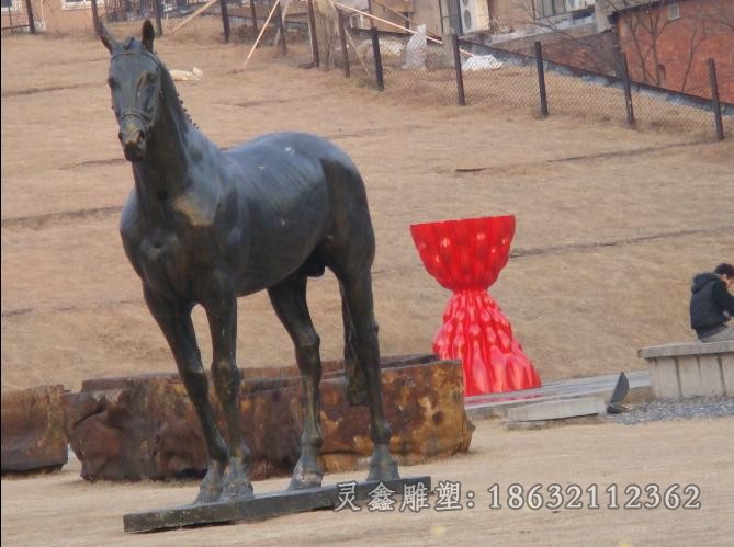 站姿马动物景区铜雕
