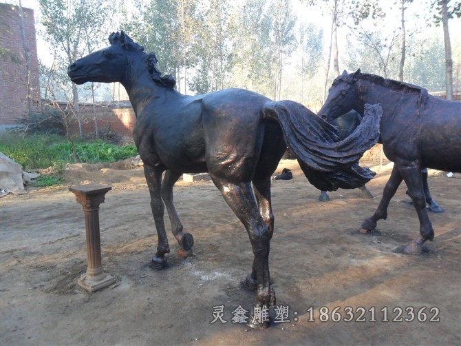 站姿马动物商场铜雕