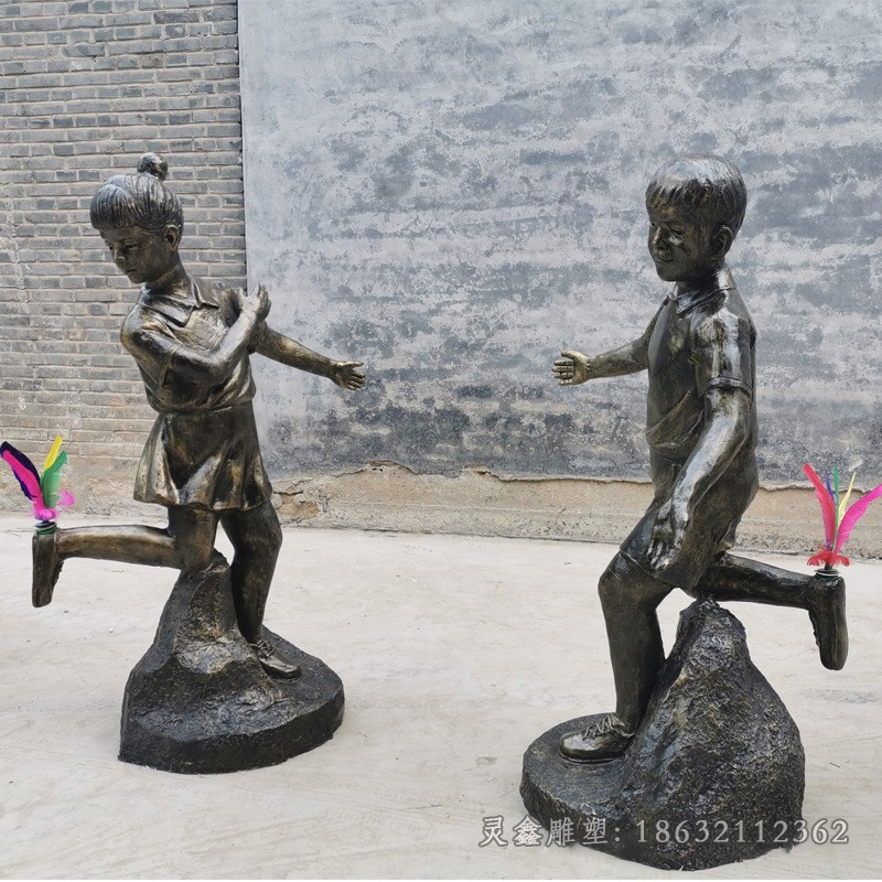 儿童踢毽子城市人物铜雕