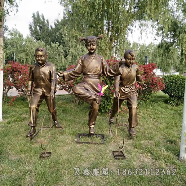 儿童踢毽子嬉戏铜雕