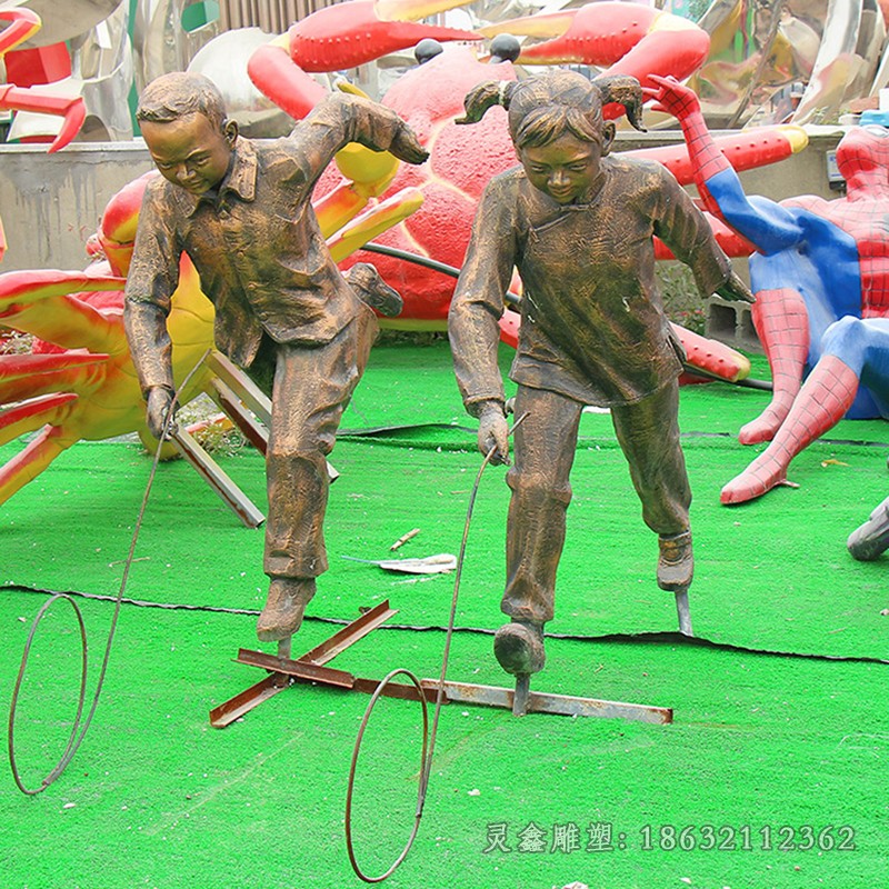 推铁环儿童人物景观铜雕