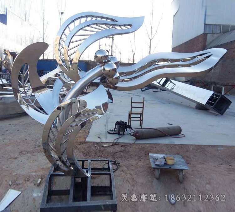 不锈钢彩绘树商场雕塑