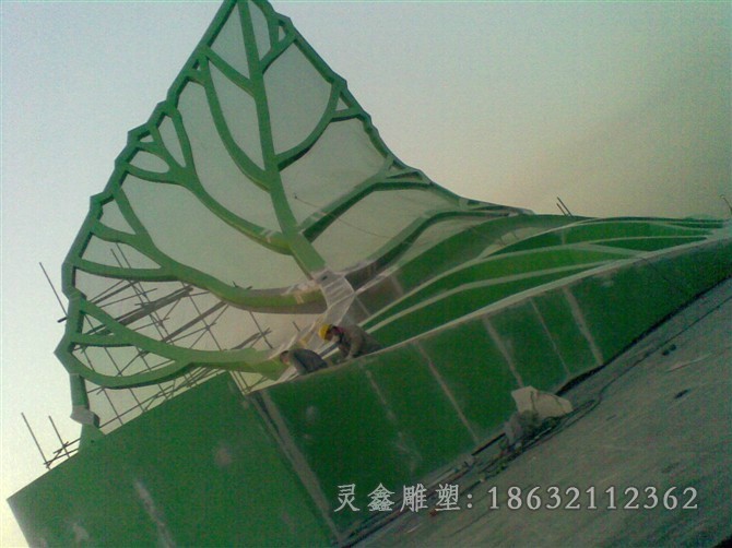 不锈钢彩绘树街边雕塑
