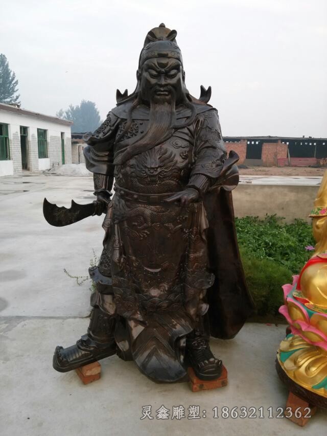 持刀关公街边人物铜雕