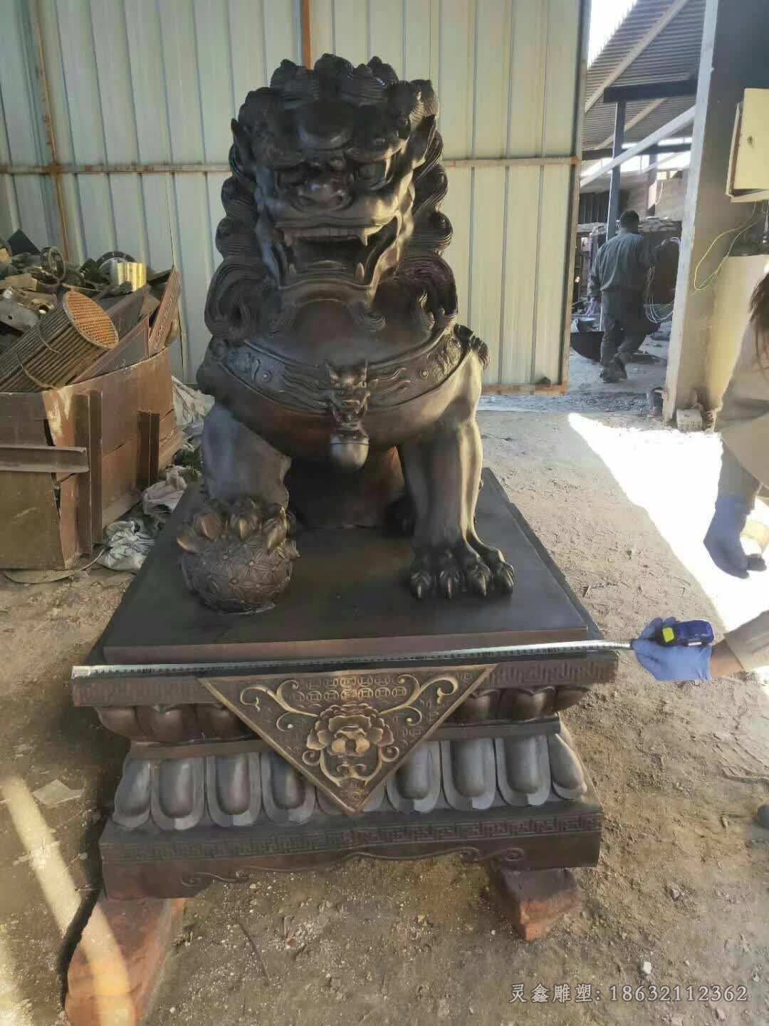 踩球狮子户外景观铜雕