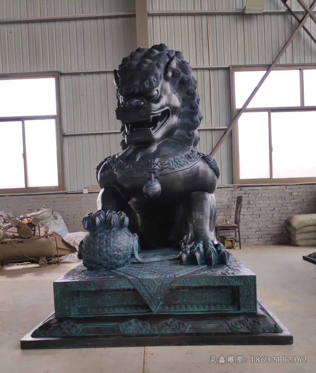 踩球狮子园林景观铜雕