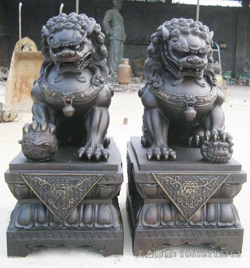 踩球狮子庭院景观铜雕