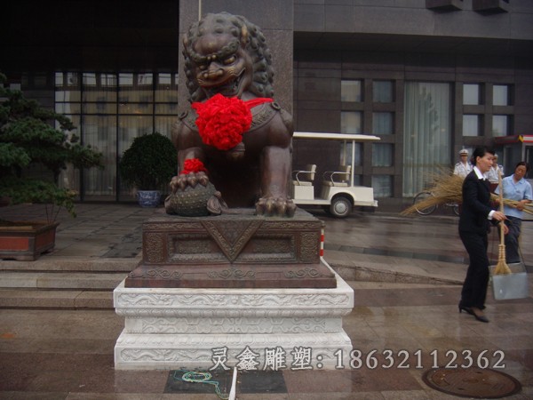 踩球狮子街边动物铜雕