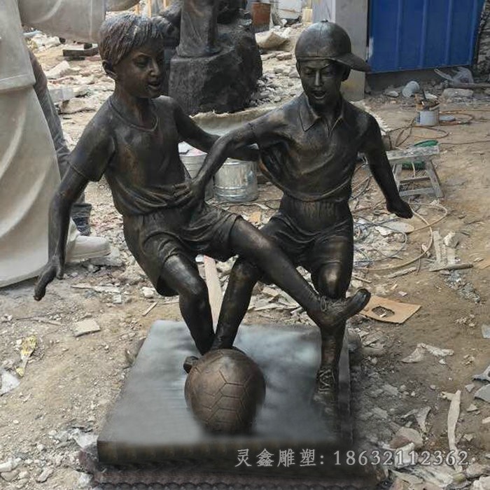 踢足球公园景观铜雕