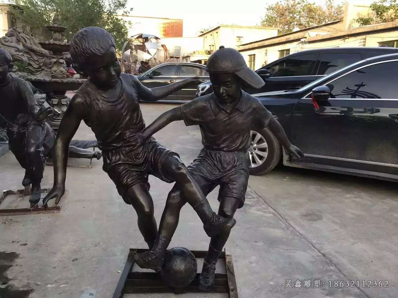 踢足球户外景观铜雕