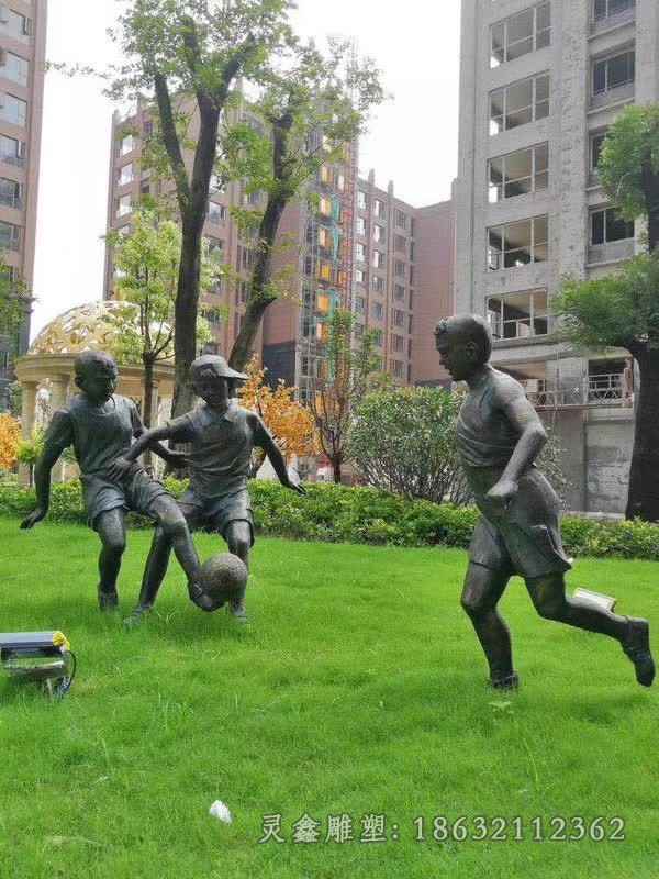 踢足球商场景观铜雕