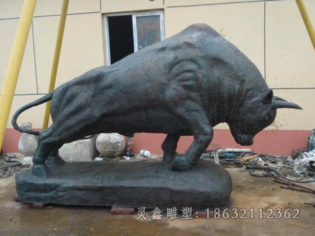 站姿牛动物景观铜雕
