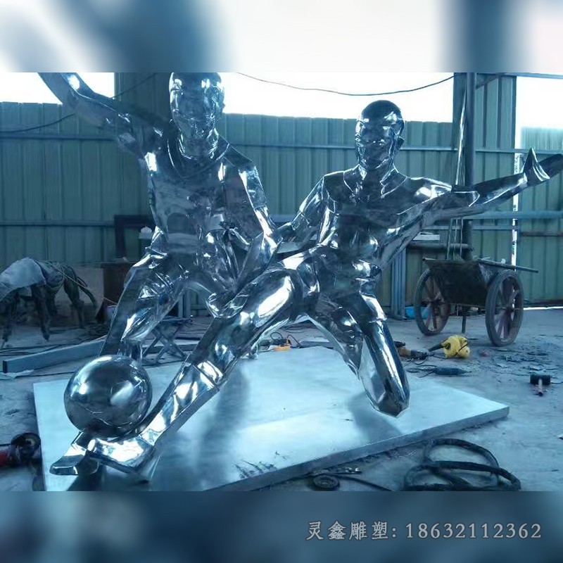 不锈钢踢足球校园雕塑