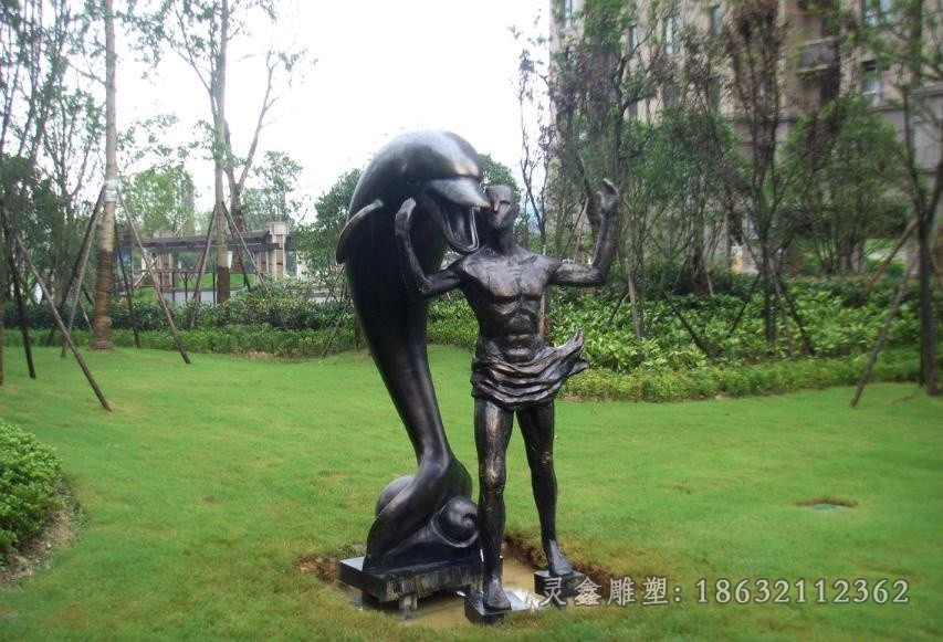 人与海豚景观铜雕