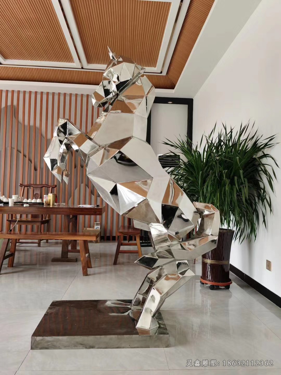 不锈钢几何马商场雕塑