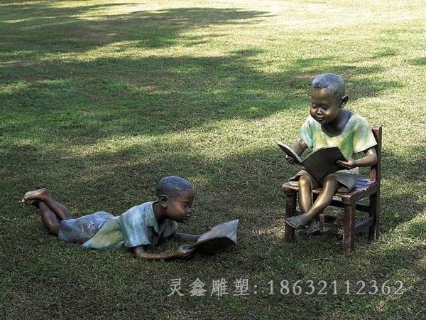 趴姿看书人物景观铜雕