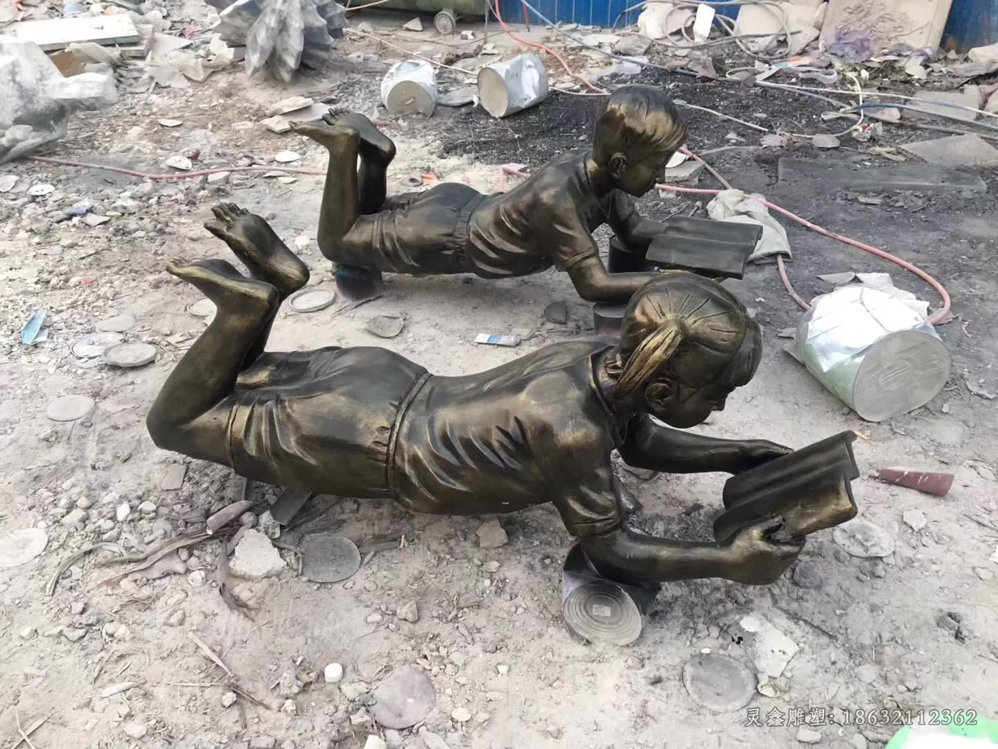 趴姿看书人物景观铜雕