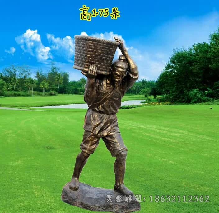 扛东西人物标志铜雕