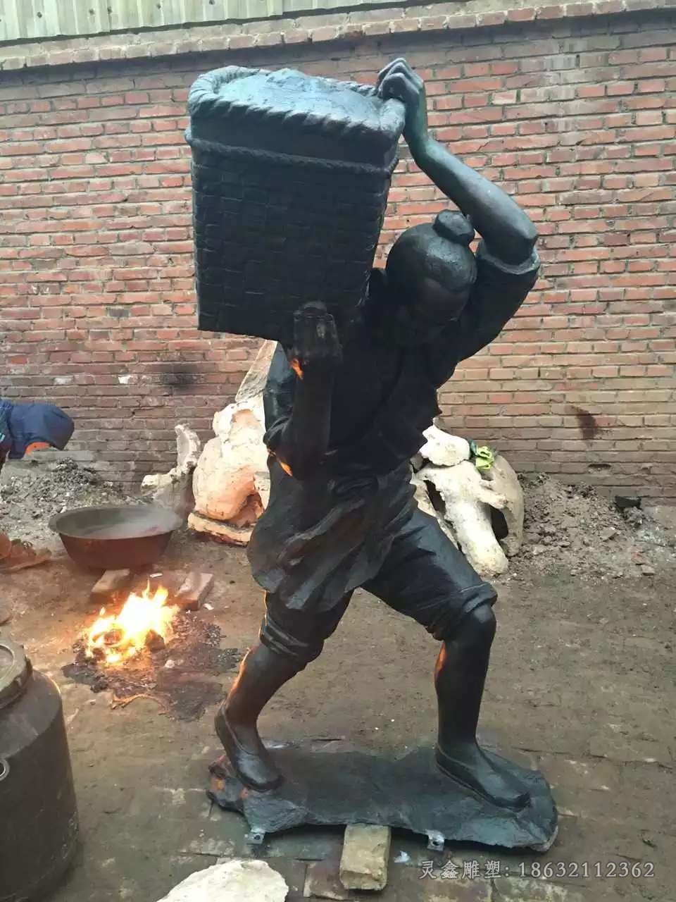 青铜扛重物人物铜雕