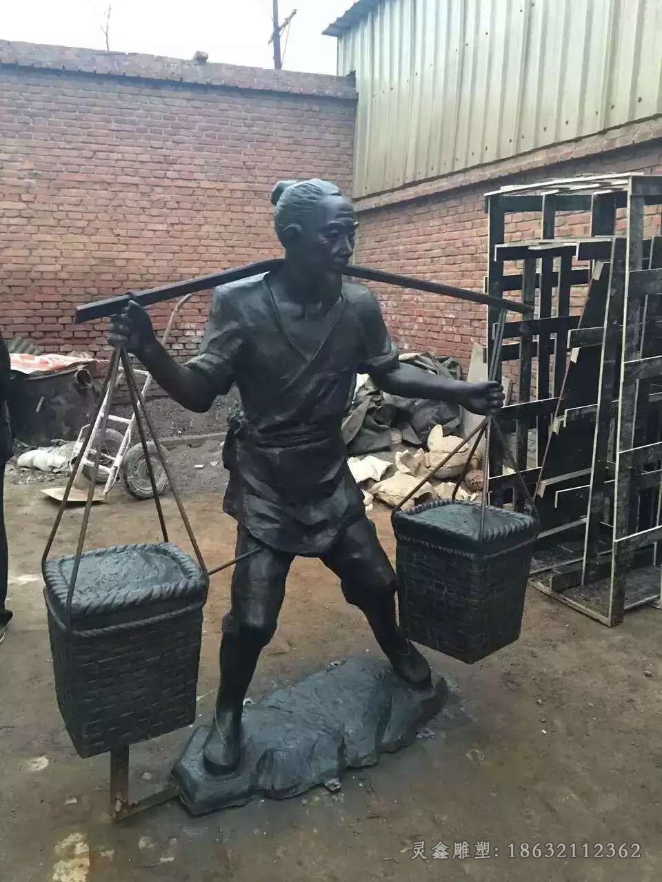 青铜扛重物人物铜雕