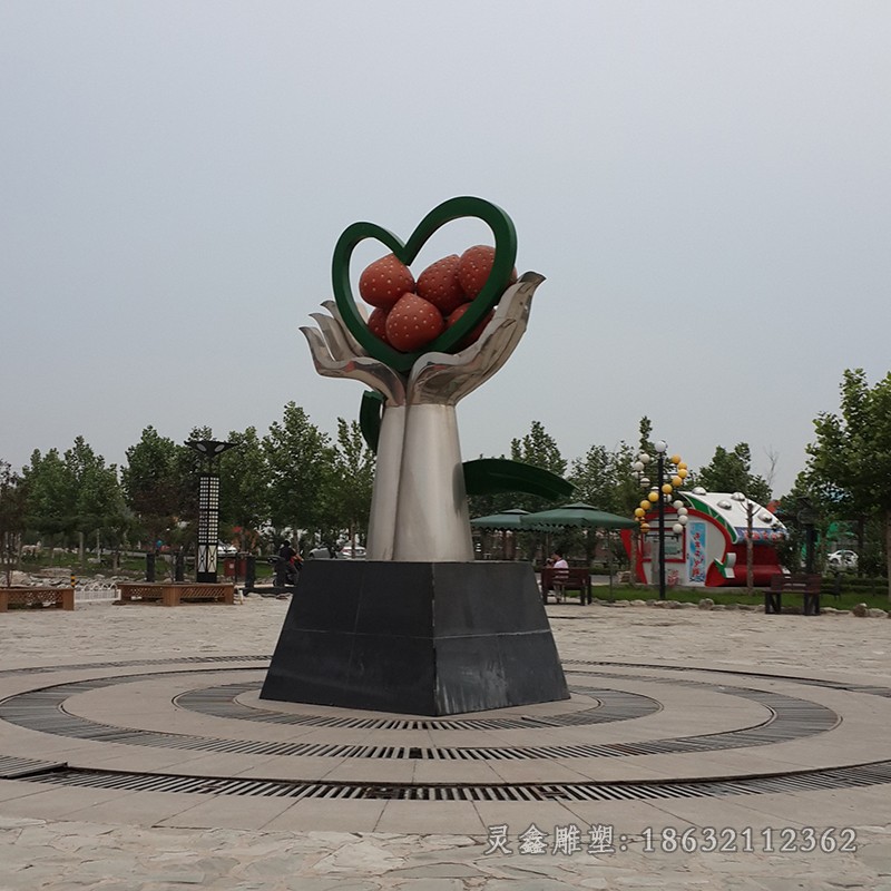 彩绘草莓不锈钢景观雕塑