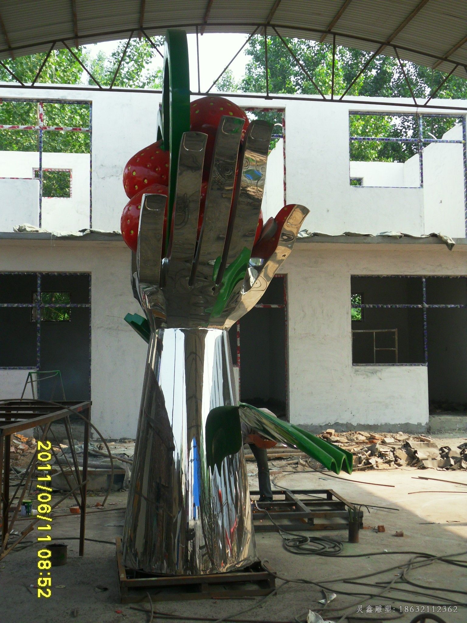 不锈钢彩绘草莓标志雕塑