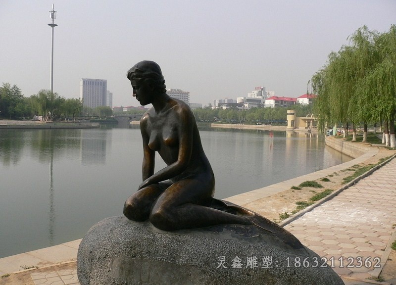 美人鱼海边景观铜雕