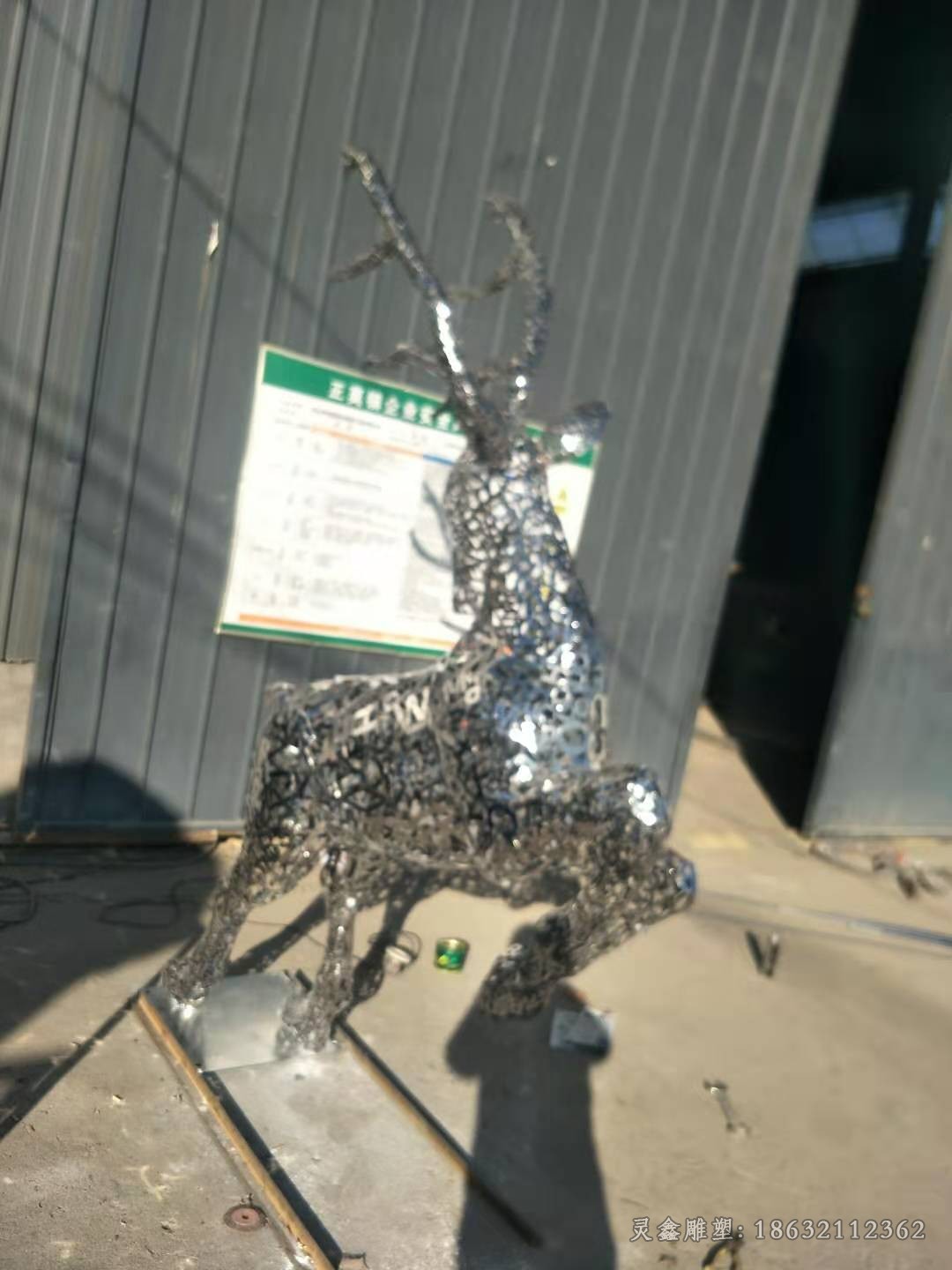 不锈钢镂空鹿标志景观雕塑