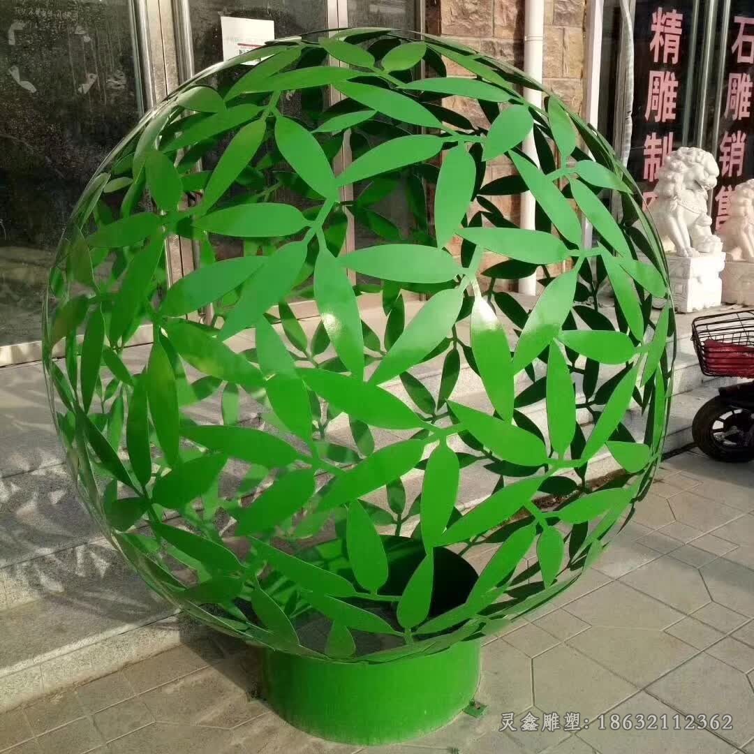 不锈钢绿色镂空球街边雕塑