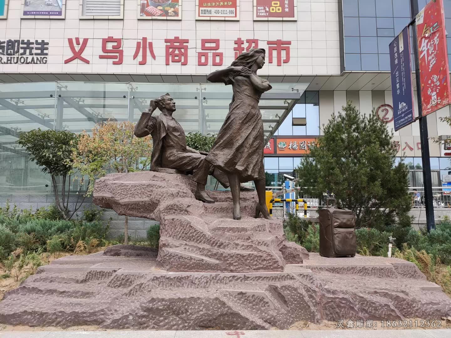 商场门口男女人物铜雕