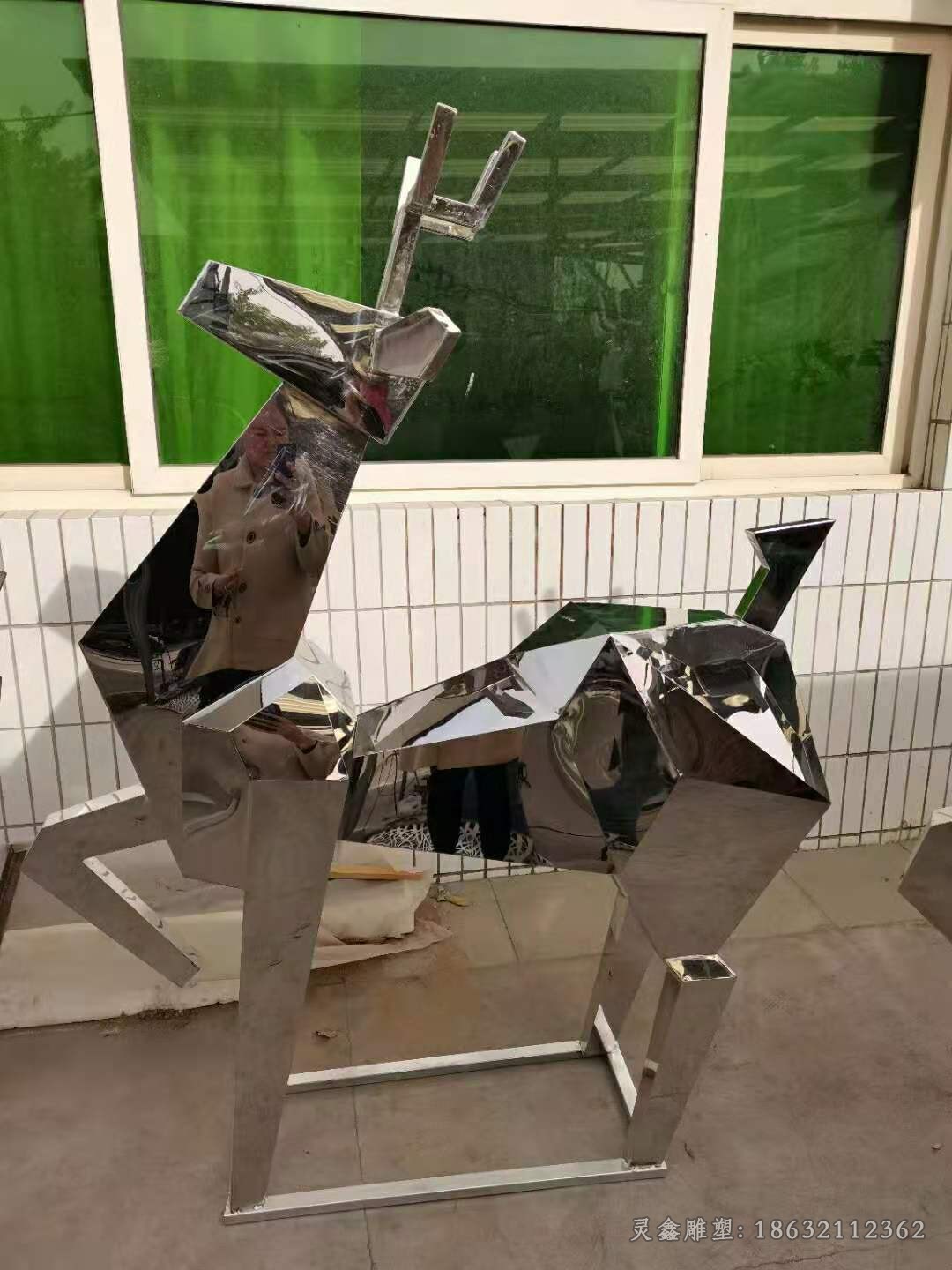 抬脚小鹿广场不锈钢雕塑