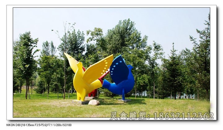 彩绘不锈钢鸽子动物雕塑