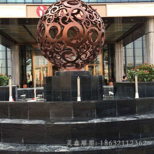 红铜色镂空球景观铜雕
