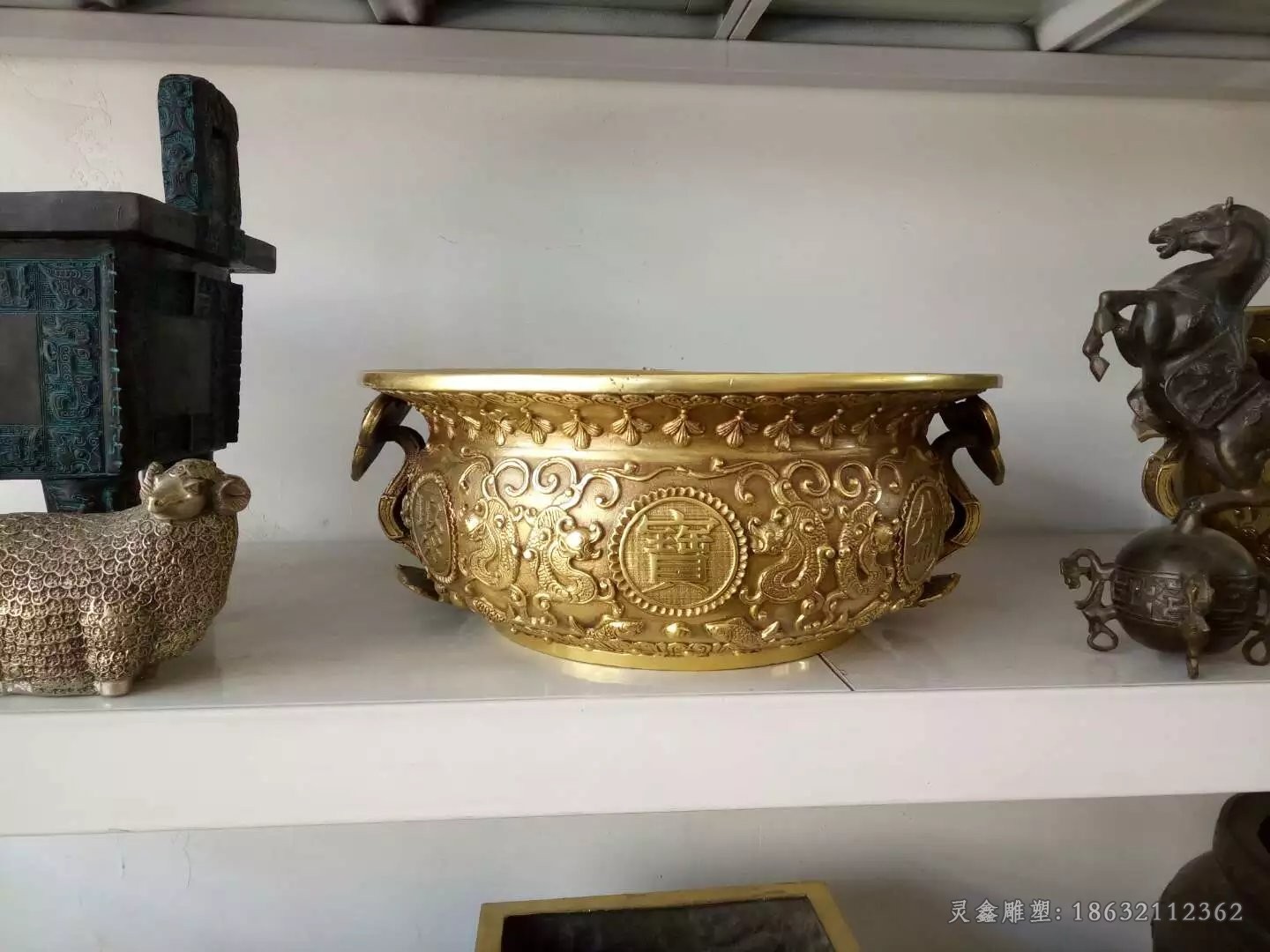 聚宝盆抽象景观铜雕