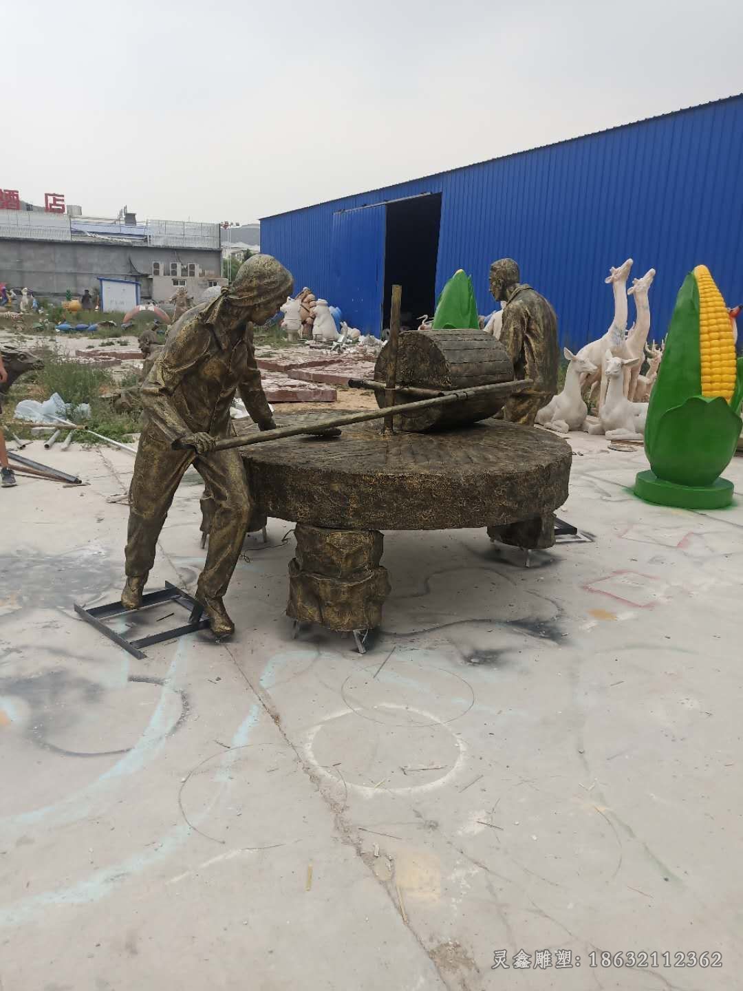推磨人物标志景观铜雕