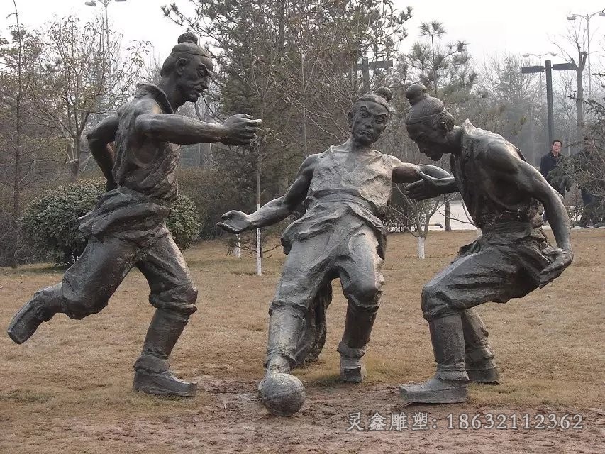 玩蹴鞠公园古代人物铜雕