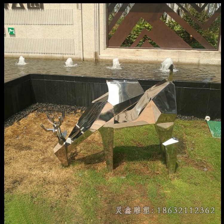 几何低头鹿动物不锈钢雕塑