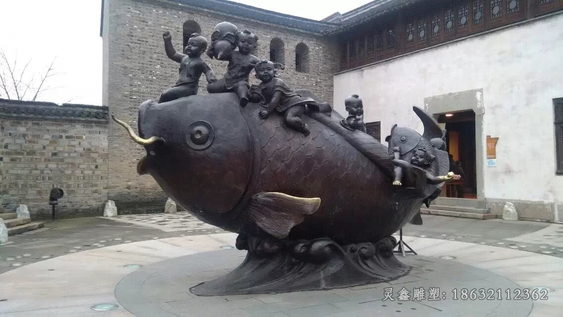 小孩骑鱼景观标志铜雕