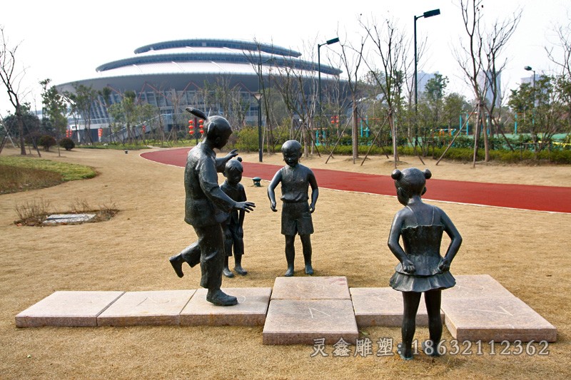 小孩跳方格公园小品铜雕