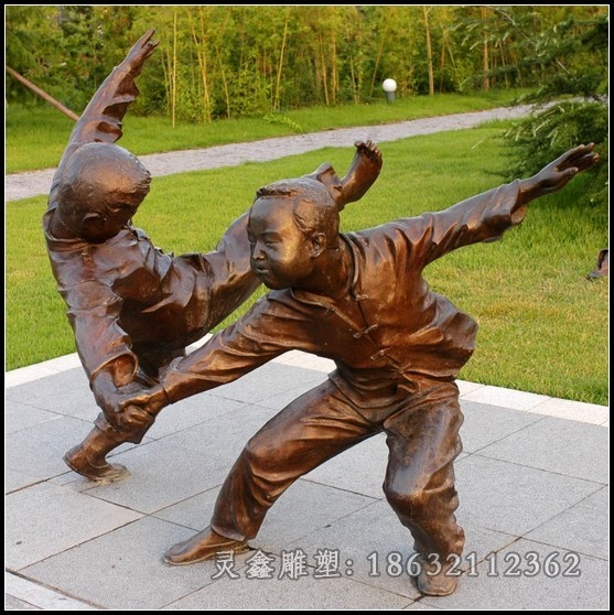 小孩玩耍摔跤人物铜雕