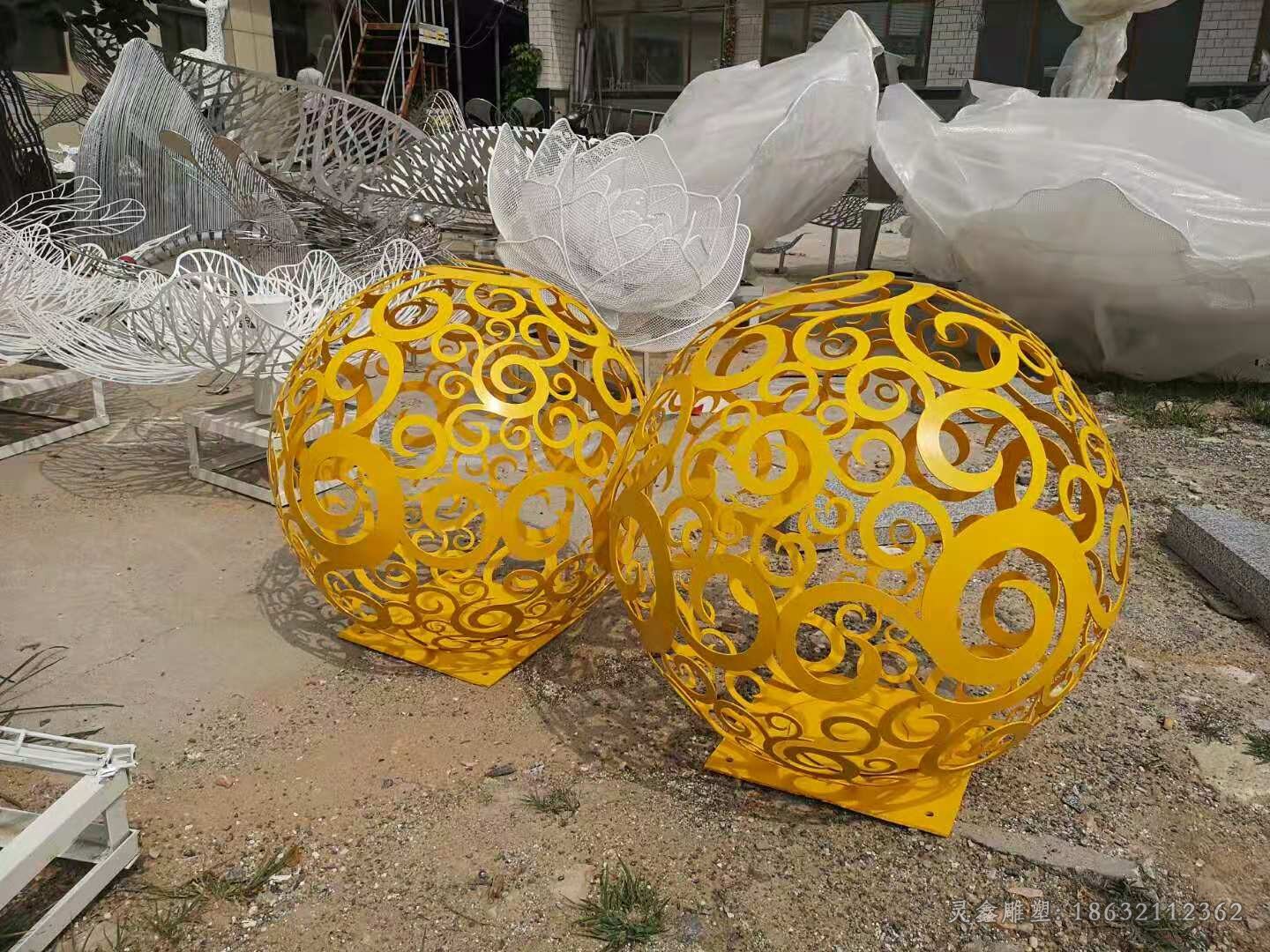 金色不锈钢镂空球雕塑