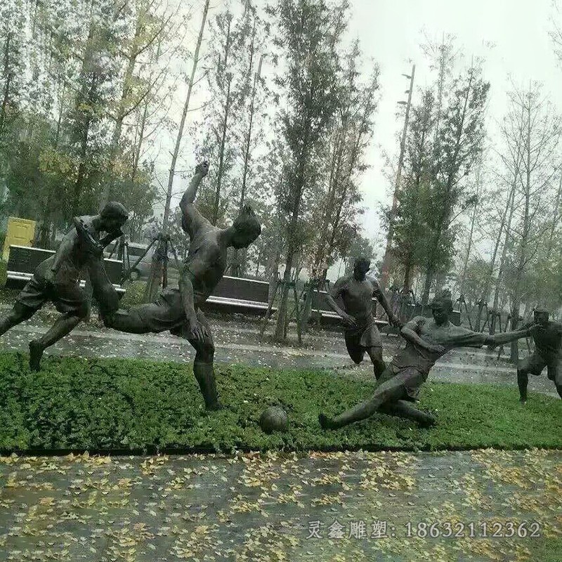 踢足球公园运动铜雕