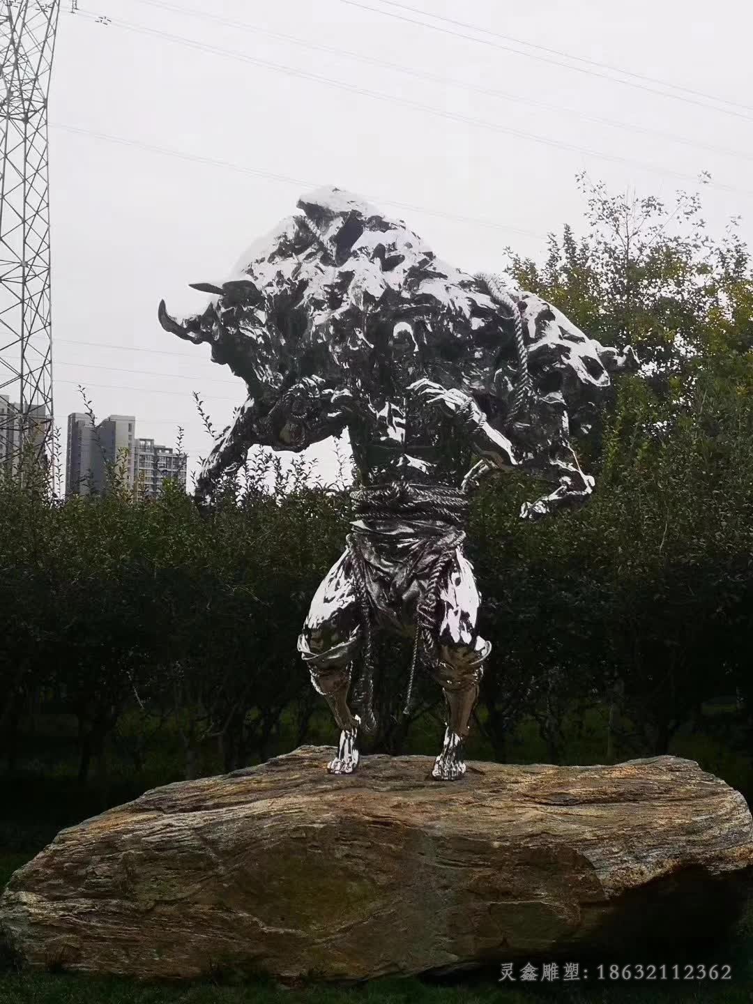 不锈钢抽象扛着牛人物雕塑