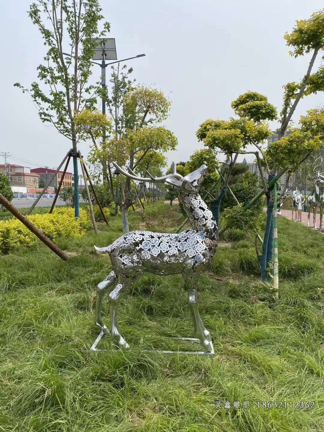 不锈钢镂空花朵鹿雕塑