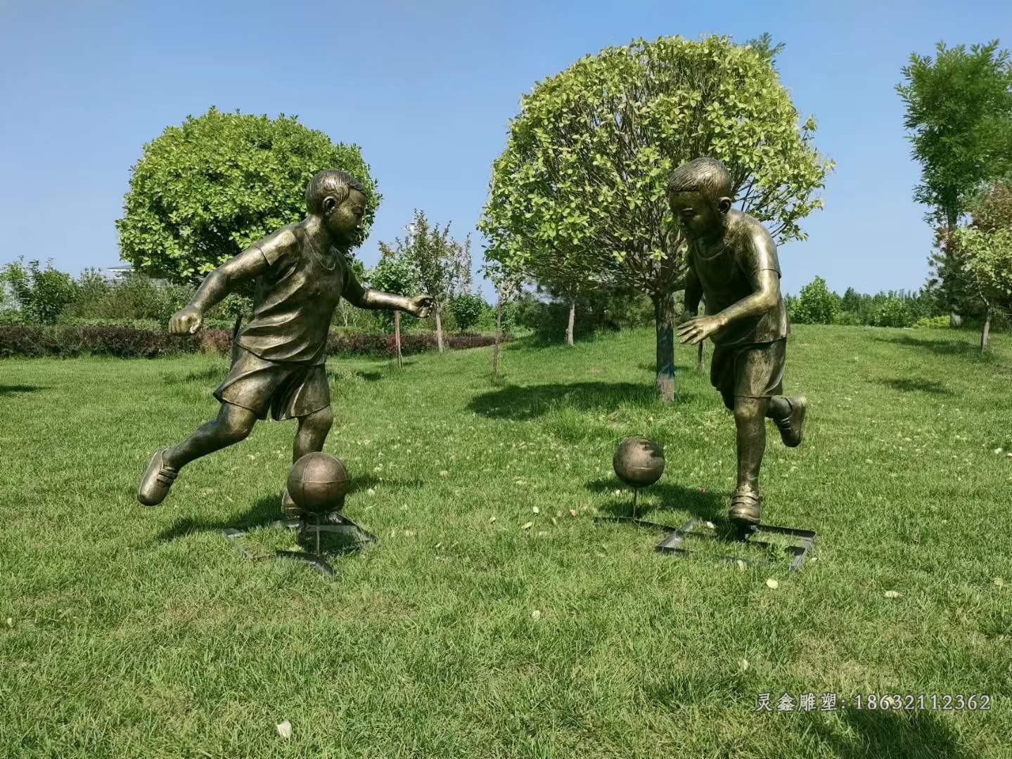 运动人物踢足球铜雕
